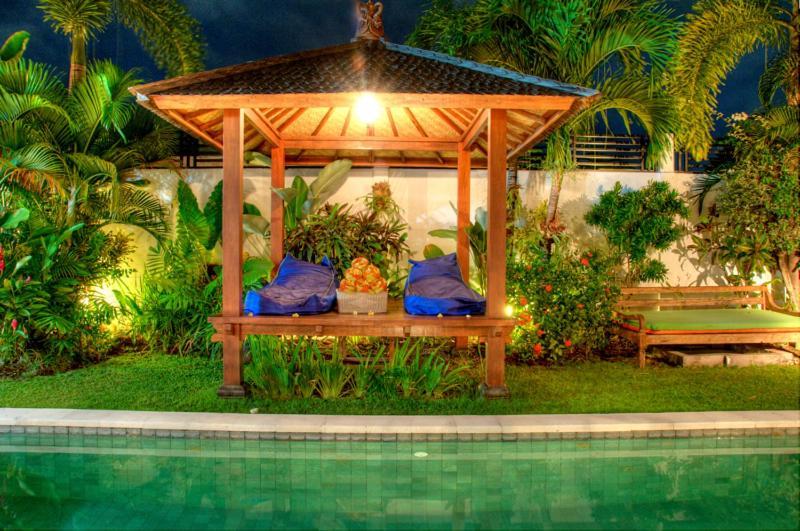 Coco Poco Villa Seminyak Rum bild